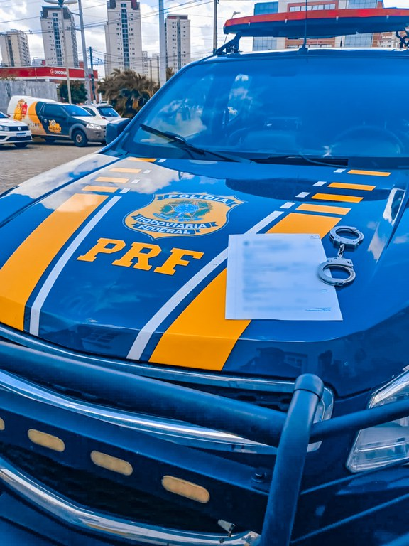 ACABOU A FUGA - PRF prende homem com mandado de prisão em aberto na BR-319